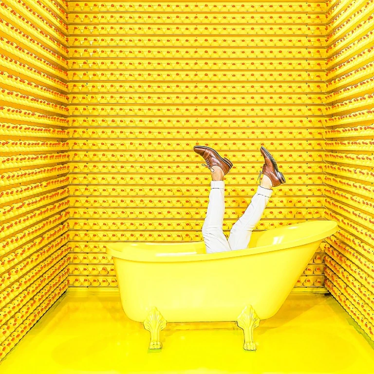 Enhancing Employee Experience: Conversational AI Chatbots vs. Human Assistants